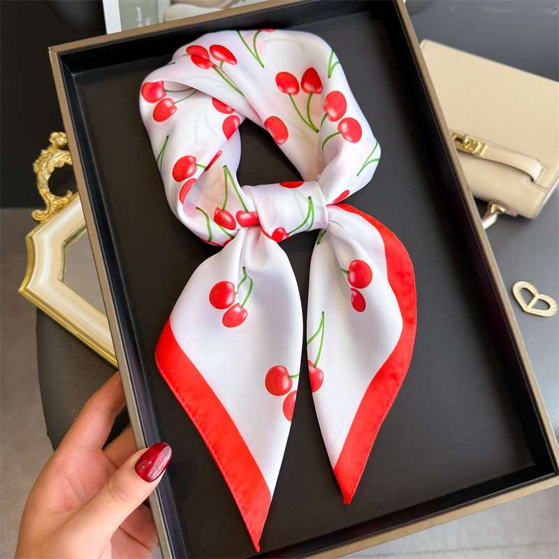 Sciarpa di raso quadrata di lu - Luxury Bags Cute recensione e prezzo